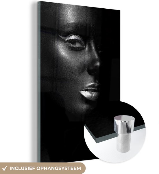 MuchoWow® Glasschilderij 80x120 cm - Schilderij acrylglas - Zijaanzicht van een vrouw met gouden gloed - zwart wit - Foto op glas - Schilderijen