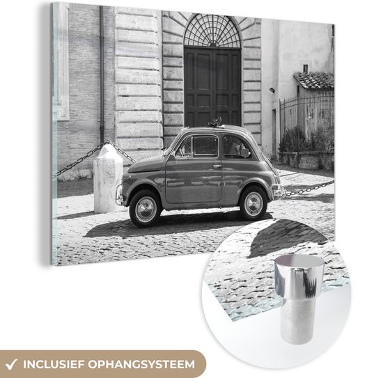 MuchoWow® Glasschilderij 120x80 cm - Schilderij acrylglas - Vintage auto in de straten van Rome - zwart wit - Foto op glas - Schilderijen