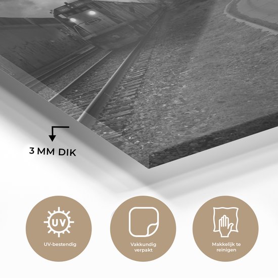 MuchoWow® Peinture sur verre 30x20 cm - Peinture sur verre acrylique - Bâtiments abandonnés à côté d'une voie ferrée - noir et blanc - Photo sur verre - Peintures