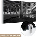 MuchoWow® Glasschilderij 120x60 cm - Schilderij acrylglas - Verlaten gebouw in Manchester in Engeland - zwart wit - Foto op glas - Schilderijen