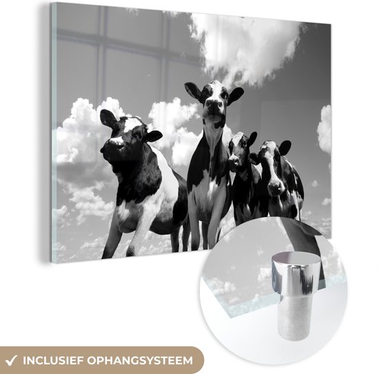 MuchoWow® Glasschilderij 90x60 cm - Schilderij acrylglas - Vier Friese koeien onder een bewolkte hemel - zwart wit - Foto op glas - Schilderijen