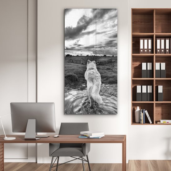 MuchoWow® Glasschilderij 80x160 cm - Schilderij acrylglas - Wolf uitkijkend over landschap in zwart-wit - Foto op glas - Schilderijen