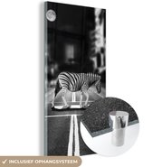 MuchoWow® Glasschilderij 80x160 cm - Schilderij acrylglas - Overstekende zebra - Foto op glas - Schilderijen