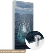 MuchoWow® Glasschilderij 20x40 cm - Schilderij acrylglas - Een duikende onderzeeboot in de oceaan - Foto op glas - Schilderijen