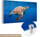 MuchoWow® Glasschilderij 160x80 cm - Schilderij acrylglas - Schildpad in de oceaan - Foto op glas - Schilderijen