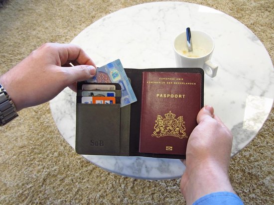Su.B à passeport en cuir RFID de Luxe Su.B avec porte-cartes - Porte-passeport - Couverture de passeport avec porte-cartes - Zwart - Olive