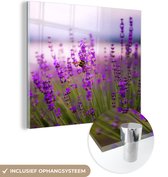 MuchoWow® Glasschilderij 20x20 cm - Schilderij acrylglas - Lavendel met bij - Foto op glas - Schilderijen