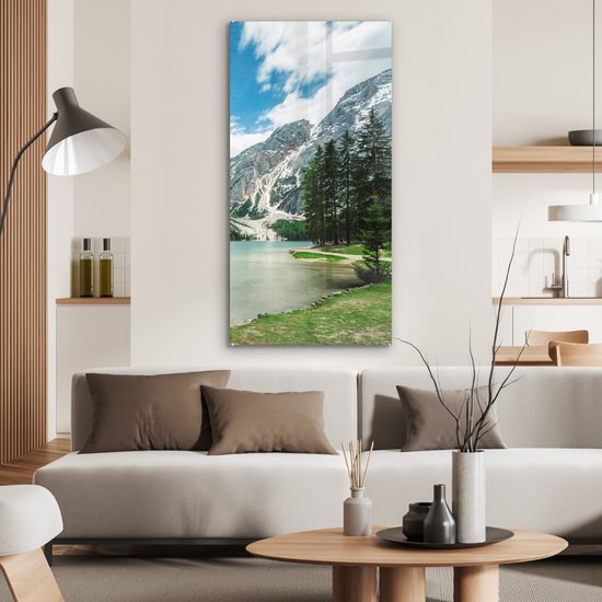 ® Glasschilderij 60x120 cm - Schilderij acrylglas - Dennenbomen bij het meer Lago di Braies in Italië - Foto op glas - Muurdecoratie woonkamer - Wanddecoratie slaapkamer - Schilderijen