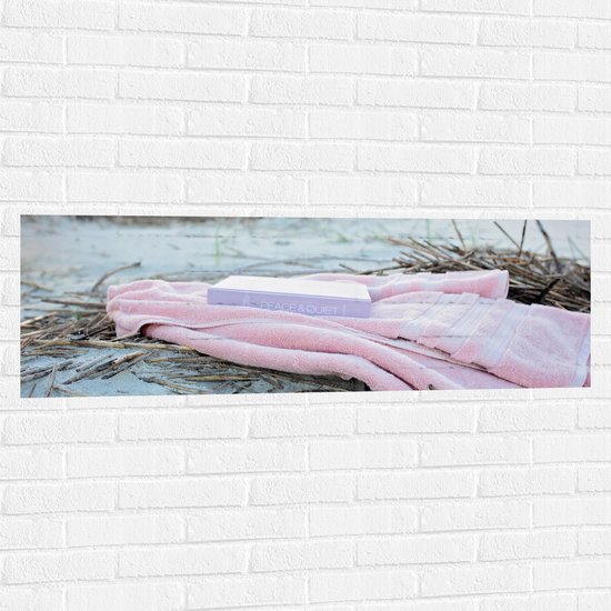 WallClassics - Muursticker - Boek met Handdoek op Beige Strand - 120x40 cm Foto op Muursticker