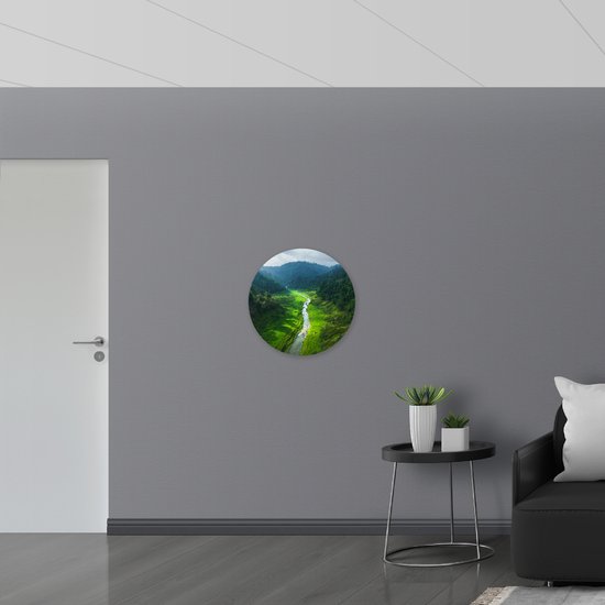 Dibond Muurcirkel - Smal Riviertje tussen Felle en Donkergroene Begroeiing - 60x60 cm Foto op Aluminium Muurcirkel (met ophangsysteem)