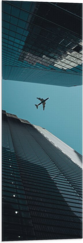 Vlag - Vliegtuig tussen twee Gebouwen - 30x90 cm Foto op Polyester Vlag