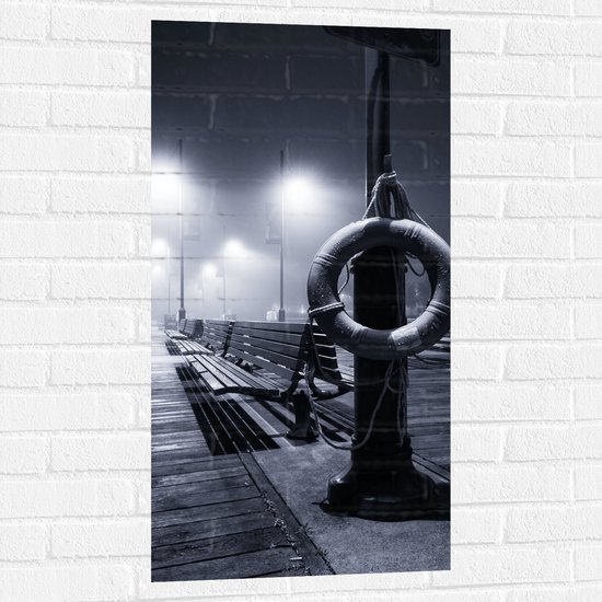 Muursticker - Reddingsboei met Bankjes in het Zwart Wit - 50x100 cm Foto op Muursticker