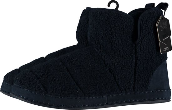Donkerblauwe, opengewerkte pantoffel met teddy vacht en horizontale stiksels. Zwarte zool. Merklogo op kaartje.