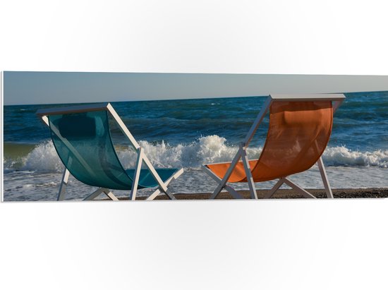 PVC Schuimplaat- Blauw en Oranje Kuipstoeltje op het Strand aan de Kust - 90x30 cm Foto op PVC Schuimplaat
