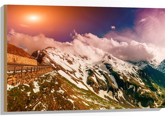 Hout - Bergtoppen in Dicht Wit Wolkenveld bij Zonsondergang - 90x60 cm - 9 mm dik - Foto op Hout (Met Ophangsysteem)
