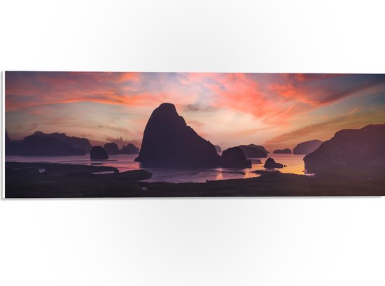 WallClassics - PVC Schuimplaat- Silhouet van Landschap Gevuld met Bergen onder Zachtkleurige Lucht - 60x20 cm Foto op PVC Schuimplaat
