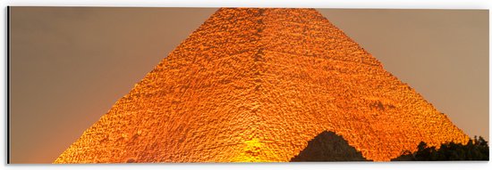 WallClassics - Dibond - Verlichte Gizeh Piramide in het Donker - 60x20 cm Foto op Aluminium (Wanddecoratie van metaal)