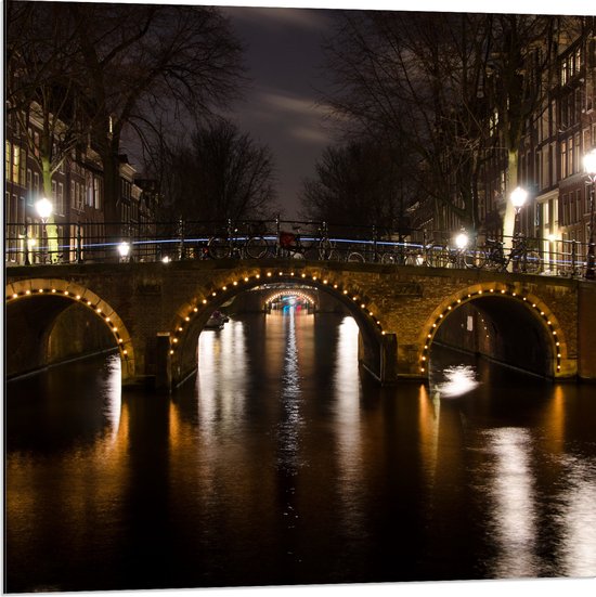 Dibond - Verlichte Amsterdamse Gracht in de Nacht - 80x80 cm Foto op Aluminium (Met Ophangsysteem)