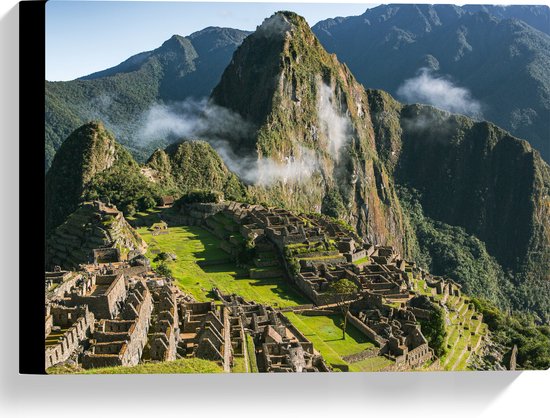 WallClassics - Canvas - Uitzicht over Dorpje Machu Picchu in Peru - 40x30 cm Foto op Canvas Schilderij (Wanddecoratie op Canvas)