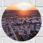 Muursticker Cirkel - Bovenaanzicht van Stad met Zonsondergang - 30x30 cm Foto op Muursticker