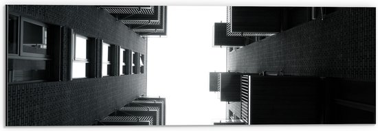 Dibond - Onderaanzicht van Gebouwen in het Zwart Wit - 60x20 cm Foto op Aluminium (Met Ophangsysteem)