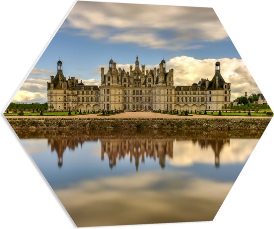 WallClassics - Feuille de mousse PVC Hexagone - Water pour Kasteel de Chambord, France avec nuages ​​de moutons - 70x60,9 cm Photo sur Hexagone (avec système d'accrochage)