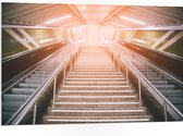 WallClassics - PVC Schuimplaat- Zonnestralen over Roltrap en Trap in Metrostation - 105x70 cm Foto op PVC Schuimplaat