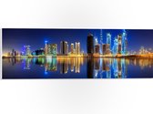 PVC Schuimplaat- Skyline van Dubai met Weerspiegeling in de Zee, Qatar - 60x20 cm Foto op PVC Schuimplaat