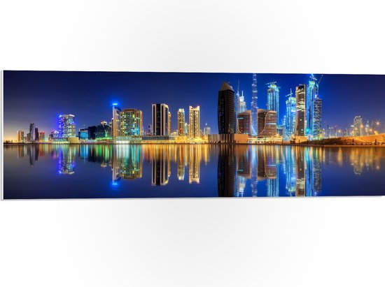 PVC Schuimplaat- Skyline van Dubai met Weerspiegeling in de Zee, Qatar - 90x30 cm Foto op PVC Schuimplaat