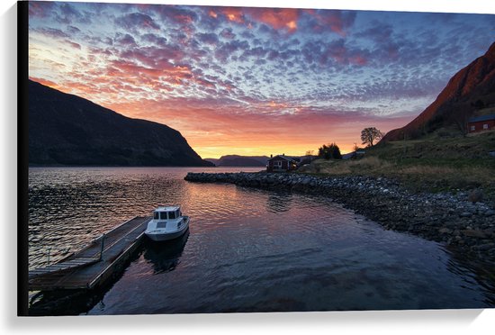 Canvas - Aangemeerd Wit Vissersbootje bij Bergen in Noorwegen Vroeg op de Avond - 90x60 cm Foto op Canvas Schilderij (Wanddecoratie op Canvas)