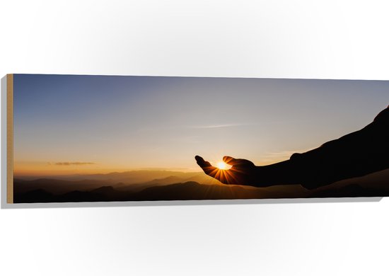 WallClassics - Hout - Silhouet van Zon in Mensenhand in Berglandschao - 120x40 cm - 9 mm dik - Foto op Hout (Met Ophangsysteem)