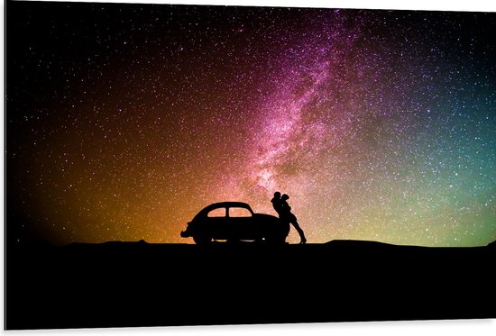 Dibond - Silhouet van Koppel met Auto onder Sterrenhemel in Verschillende Kleuren - 105x70 cm Foto op Aluminium (Wanddecoratie van metaal)