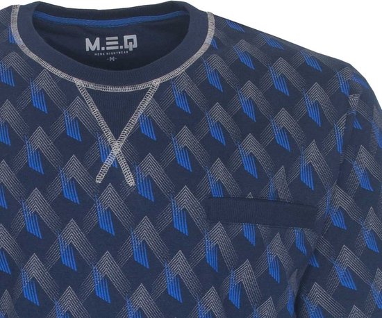 Detail van het donkerblauwe pyjamashirt met geometrisch patroon in blauw en grijs en een borstzakje.
