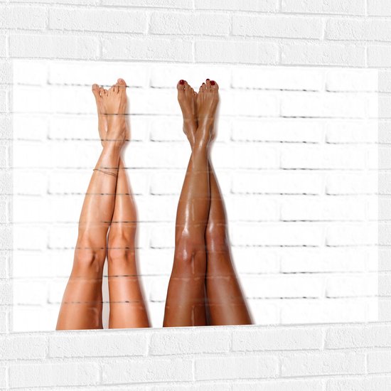 Muursticker - Twee Paar Benen in Verschillende Huidskleuren - 100x75 cm Foto op Muursticker