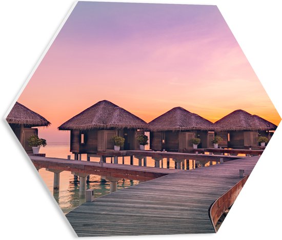 PVC Schuimplaat Hexagon - Vlonder naar Beach Resorts in Zee tijdens Zonsondergang - 40x34.8 cm Foto op Hexagon (Met Ophangsysteem)