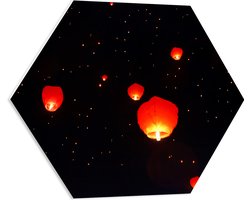 PVC Schuimplaat Hexagon - Brandende Lampionnen Vliegend naar Sterrenhemel - 60x52.2 cm Foto op Hexagon (Met Ophangsysteem)