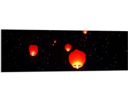 Acrylglas - Brandende Lampionnen Vliegend naar Sterrenhemel - 120x40 cm Foto op Acrylglas (Wanddecoratie op Acrylaat)
