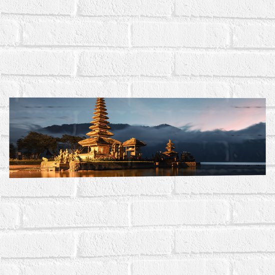 Muursticker - Pura Ulun Danu Bratan Tempel aan het Meer tijdens de Avond - 60x20 cm Foto op Muursticker