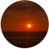 Dibond Muurcirkel - Roodkleurige Zonsondergang aan de Horizon bij de Oceaan - 70x70 cm Foto op Aluminium Muurcirkel (met ophangsysteem)