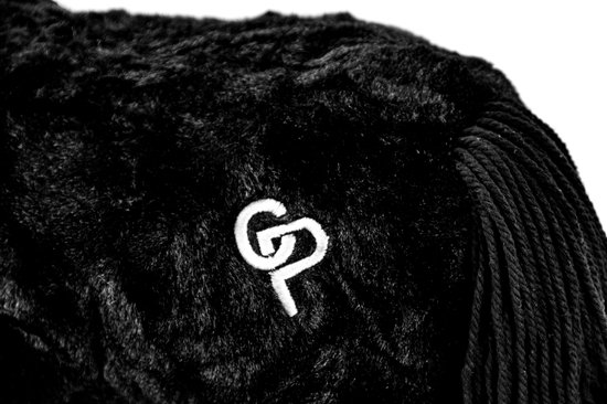 Close-up van een zwarte knuffelpony met het 'GP' logo op de rug.