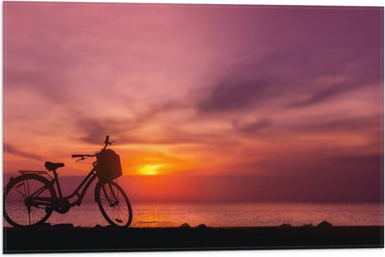 Vlag - Silhouet van Geparkeerde Fiets langs de Zee tijdens Zonsondergang - 60x40 cm Foto op Polyester Vlag
