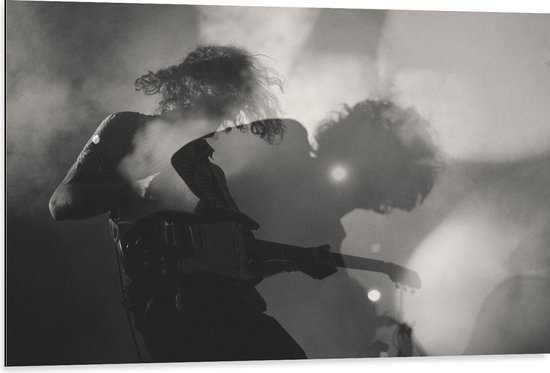 Dibond - Rockende Gitarist in Rook tijdens Concert - 105x70 cm Foto op Aluminium (Wanddecoratie van metaal)