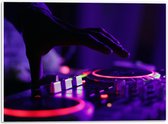 PVC Schuimplaat- Hand van DJ op DJ set met Neon Lichten - 40x30 cm Foto op PVC Schuimplaat