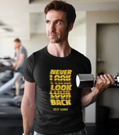 Shirt - Never look back - Wurban Wear | Grappig shirt | Fitness | Unisex tshirt | Motivatie | Gewichten | Yoga | Sporttas | Yoga mat | Zwart