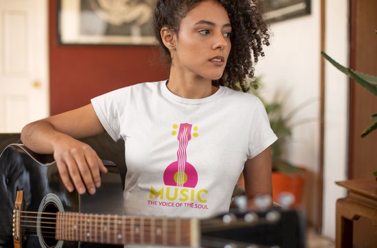 Shirt - Music, the voice of the soul - Wurban Wear | Grappig shirt | Muziek | Unisex tshirt | Oortjes | Box | Gitaar | Piano | Dans | Koptelefoon | Wit & Zwart