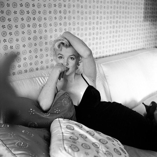 Tuinposter - Filmsterren / Retro - Marylin Monroe in wit / grijs / zwart - 120 x 120 cm.