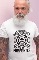 Rick & Rich - T-Shirt Never Underestimate An Old Man - T-Shirt Brandweerman - T-Shirt Firefighter - Wit Shirt - T-shirt met opdruk - Shirt met ronde hals - T-shirt met quote - T-shirt Man - T-shirt met ronde hals - T-shirt maat 3XL