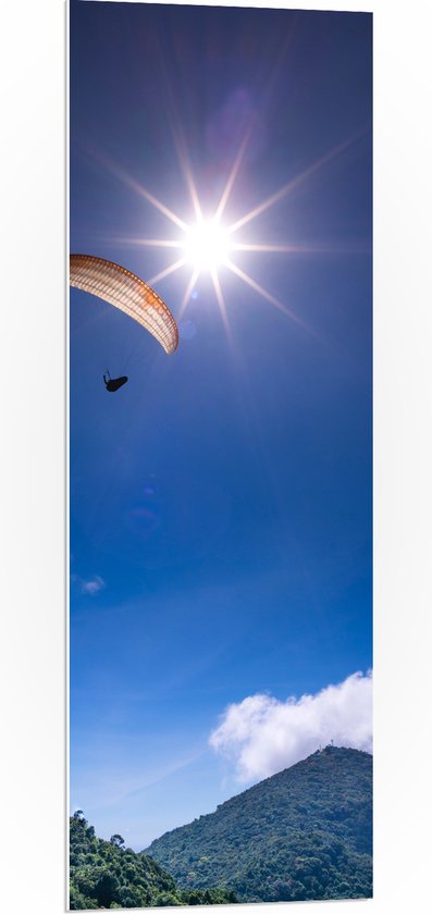 PVC Schuimplaat- Paraglider in de Lucht boven Berg bij Kleine Wolk - 40x120 cm Foto op PVC Schuimplaat