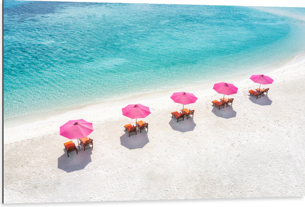 Dibond - Ligbedden onder Roze Parasols op het Witte Strand bij Blauwe Oceaan - 105x70 cm Foto op Aluminium (Met Ophangsysteem)