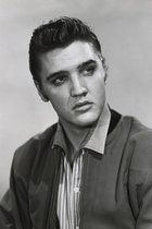 Tuinposter - Filmsterren - Retro / Vintage - Elvis Presley in wit / grijs / zwart - 160 x 240 cm.